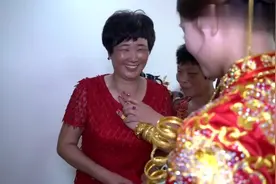 福建泉州一富豪千金出嫁，陪嫁的金银首饰，手都戴不下了！视频封面