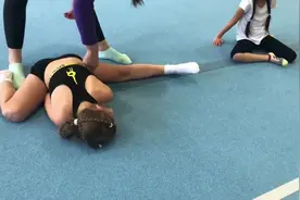 舞蹈视频：孩子们趴在地上练压腿，老师太狠了，吓得孩子不敢伸手视频封面