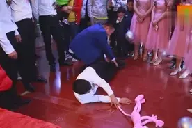 真实婚礼 新郎伴郎学小猴子摆姿势 把伴娘笑的腰弯的直不起来了视频封面
