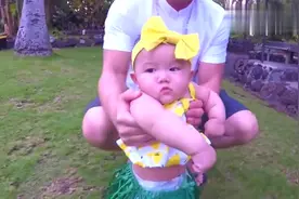 坐上飞机的妈妈喂宝宝喝奶，萌宝喝着奶就睡着了