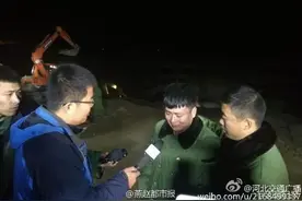 现场挖掘机司机解释：为何最后一刻才发现男童在井底图片
