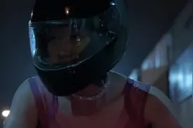 小伙穿性感女装，骑着机车追歹徒，直接从大货车车底穿过视频封面