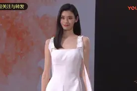 奚梦瑶女神自信走台气场全开秒变女王大人，自带王者归来的BGM视频封面