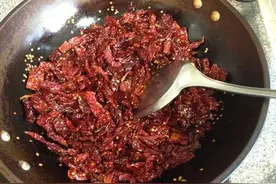 男子办公室炒辣椒 为讨薪自制起“催泪弹”图片