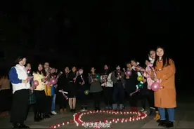男生被20名女生告白 浪漫集体告白双11幸福度不输马云图片