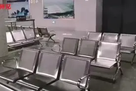 体验连接东莞和惠州两座城市的莞惠城轨，人很少，座位随便坐