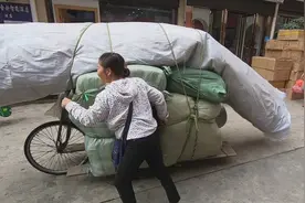 实拍云南河口：越南妇女来中国用自行车拉一吨货物，一个人推回国