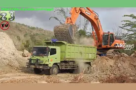 斗山500 LCV挖掘机-自卸车装载在尼雅机场建设的垃圾场上视频封面