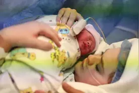 刚生完宝宝的妈妈抱着新生儿，就像抱着整个世界，好有爱的画面
