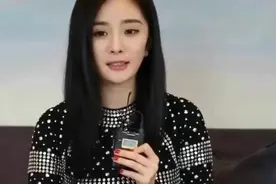 杨幂晒出香港的家，双层欧式小洋房，1个小细节暴露杨幂的爱好视频封面