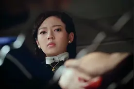 美女突然之间鬼上身一样，又是抽血又是电击视频封面