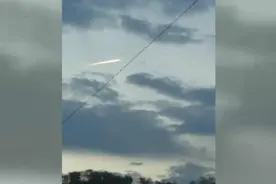 网友手机捕捉天空稀奇一幕，白色拖尾陨石划过天际视频封面