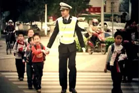 视频展播丨《文明行车 礼让斑马线》南宁市公安局交警支队宣视频封面