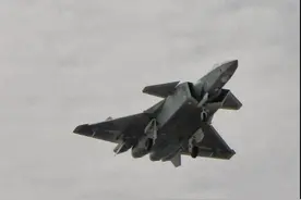 歼20低空掠过头顶震撼超过航展图片