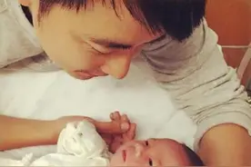 保剑锋报喜当爸 晒父子照称现在看什么都满意图片