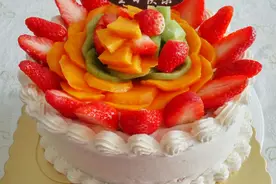 14. 将拌好的蛋黄糊再倒回蛋白里图片