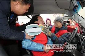 模拟应急救护 开展安全教育图片