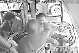 老汉打驾驶员耳光 70岁老人一拳打在驾驶员脸上引众怒图片