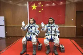 神舟十一号航天员获赠海航终身荣誉乘客 可免费乘境内航班图片