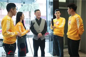 潘宥诚《一年级》变跟屁虫 与韩磊近距离接触变迷弟图片