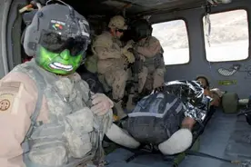 美军机枪手爱戴邪恶涂装面具 最后一张很搞笑图片