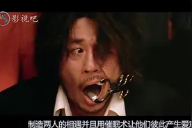 弟弟跟着姐姐来到没人的教室，趁人不注意，他开始动手