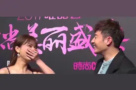 娱乐播报：吴昕灰色外套配黄色复古帽 在机场vip室排队乖巧可爱视频封面