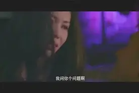 汉子在酒吧饮酒，一位美女主动上前搭腔视频封面