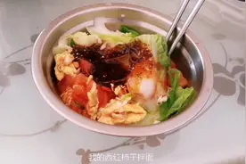 果果肚子饿了，西贝做了一碗西红柿鸡蛋面，果果吃了一大碗