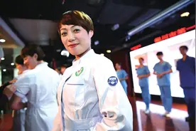 市医院护士昨起脱帽上岗图片