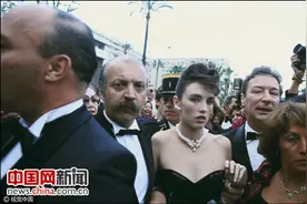 法国娱乐圈“女神”：为慈善奔与走 为民主鼓与呼图片