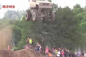 1500马力的汽车快速过土坡，飞起来落地瞬间直接报废视频封面