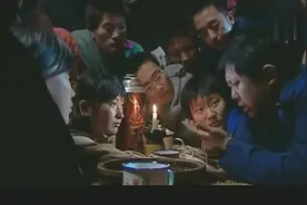 男子讲鬼故事吓别人，结果最后真的看见了，自己被吓得半死！视频封面