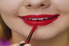 涂口红的时候老是涂到外面，教你一招，简单解决！