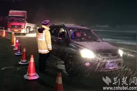 寒潮来袭 汉十高速夜战今冬首轮“雨夹雪”(图)图片