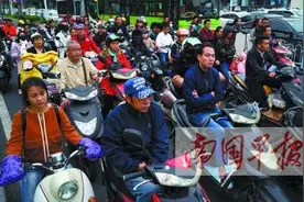 南宁昔日“摩托之城”今成“电驴之城” 让人爱恨交织图片