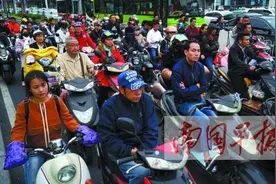 南宁昔日“摩托之城”今成“电驴之城” 让人爱恨交织图片