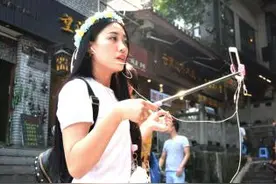 网红现身重庆热门景点  直播秀引关注图片