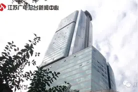 他们和电梯一起从32楼坠落，竟然奇迹生还！救命技能快学起来！图片