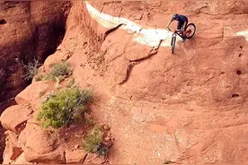 扣人心弦！自行车运动员悬崖壁上舍命冒险图片