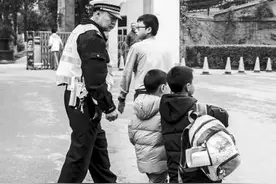 南充一老人酒驾摩托还搭两小孙子 受处罚后对交警竖起大拇指图片