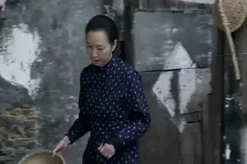 左小青看望张嘉译妈妈，结果被老太太气成这样视频封面