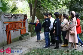 小学校友20年后重回母校 感念师恩图片