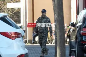 特种兵情结！吴京身穿迷彩服现身做按摩图片