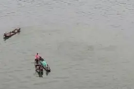 广西一女子从路人婴儿车中抱起婴儿扔进江，警方：双方不相识图片