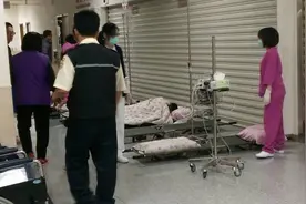 台湾金门近百人食物中毒就医 患者躺地打点滴图片