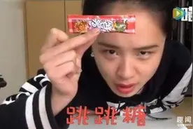 美女挑战吃五十包跳跳糖 表情又惊又苦自称嘴像油锅图片