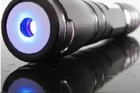 紫光手电可检测荧光剂？专家：用不好会伤害眼睛图片