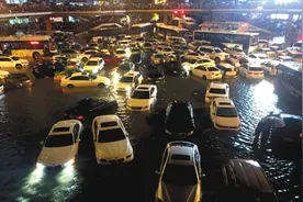 强降水袭击西安市区 多条街道积水过膝图片