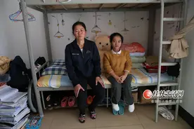 慈母背着“玻璃娃娃”读大学图片